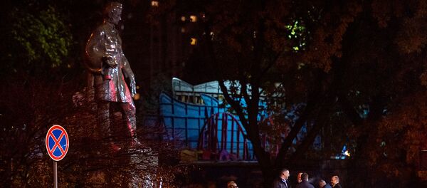 Городские власти пресекли акт вандализма у памятника Александру Грибоедову (2 декабря 2019) Еревaн - Sputnik Армения