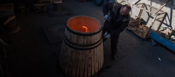 Փայտը երկար ճանապարհ է անցնում մինչև կոնյակի տակառ դառնալը Փայտը երկար ճանապարհ է անցնում մինչև կոնյակի տակառ դառնալը - Sputnik Արմենիա