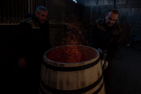 Խմել կոնյակ, որի «անցած ճանապարհին» լիովին տիրապետում ես, կամ մի տակառագործի պատմություն Խմել կոնյակ, որի «անցած ճանապարհին» լիովին տիրապետում ես, կամ մի տակառագործի պատմություն - Sputnik Արմենիա