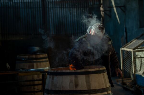 Խմել կոնյակ, որի «անցած ճանապարհին» լիովին տիրապետում ես, կամ մի տակառագործի պատմություն Խմել կոնյակ, որի «անցած ճանապարհին» լիովին տիրապետում ես, կամ մի տակառագործի պատմություն - Sputnik Արմենիա