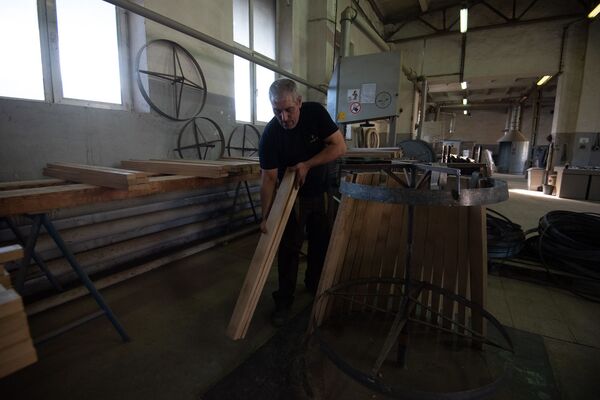 Խմել կոնյակ, որի «անցած ճանապարհին» լիովին տիրապետում ես, կամ մի տակառագործի պատմություն Խմել կոնյակ, որի «անցած ճանապարհին» լիովին տիրապետում ես, կամ մի տակառագործի պատմություն - Sputnik Արմենիա