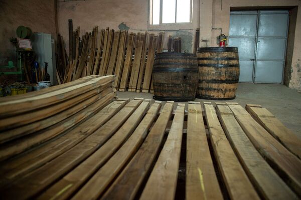 Խմել կոնյակ, որի «անցած ճանապարհին» լիովին տիրապետում ես, կամ մի տակառագործի պատմություն Խմել կոնյակ, որի «անցած ճանապարհին» լիովին տիրապետում ես, կամ մի տակառագործի պատմություն - Sputnik Արմենիա