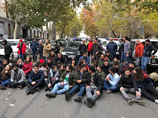 Акция протеста в Ереване: митингующие попытались прорваться в здание Минобразования Акция протеста в Ереване: митингующие попытались прорваться в здание Минобразования - Sputnik Армения
