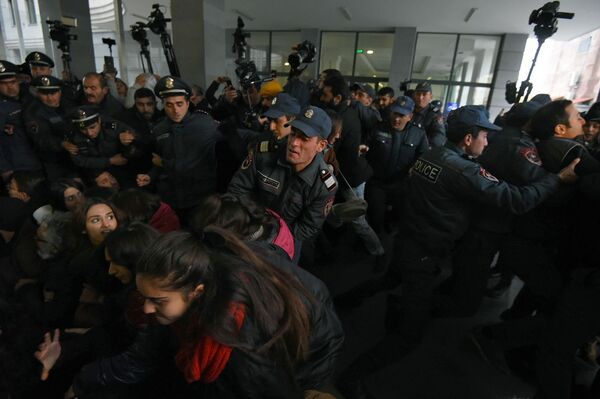 Լարված իրավիճակ Երևանում. ոստիկանները երիտասարդներին ուժով հեռացրին նախարարության մոտից - Sputnik Արմենիա