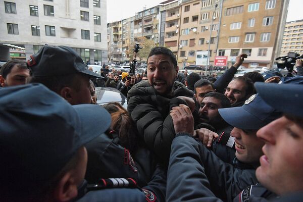 Полиция Еревана разогнала перекрывших улицу демонстрантов - фото Полиция Еревана разогнала перекрывших улицу демонстрантов - фото - Sputnik Армения