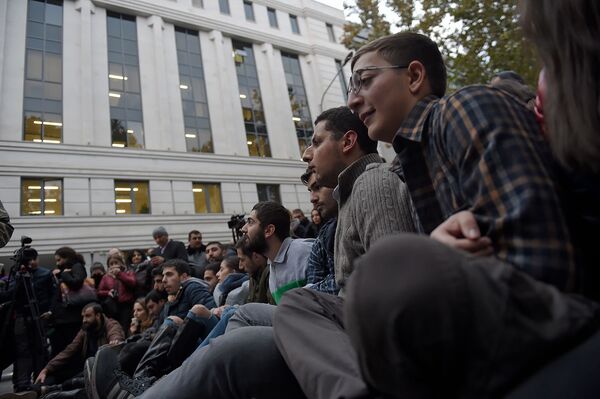 Полиция Еревана разогнала перекрывших улицу демонстрантов - фото Полиция Еревана разогнала перекрывших улицу демонстрантов - фото - Sputnik Армения