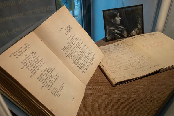 Любовный треугольник Чаренца: как вторая жена поэта ценой жизни сохранила вещи соперницы - Sputnik Армения