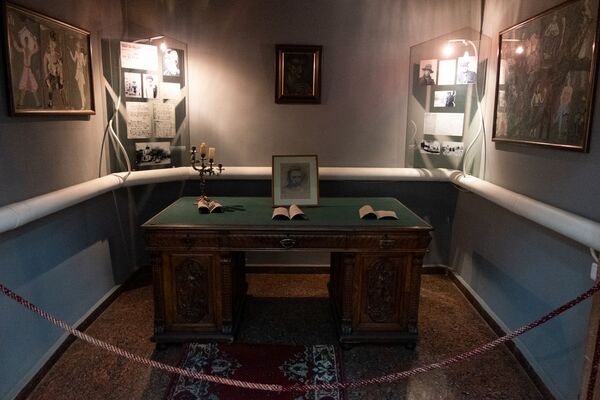 Չարենցի երկու կանայք` Արփենիկը և Իզաբելլան Չարենցի երկու կանայք` Արփենիկը և Իզաբելլան - Sputnik Արմենիա