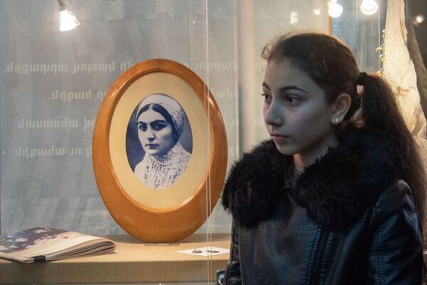 Չարենցի երկու կանայք` Արփենիկը և Իզաբելլան Չարենցի երկու կանայք` Արփենիկը և Իզաբելլան - Sputnik Արմենիա