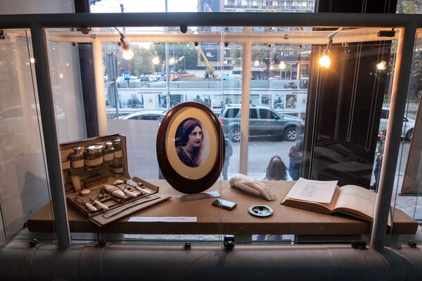 Չարենցի երկու կանայք` Արփենիկը և Իզաբելլան Չարենցի երկու կանայք` Արփենիկը և Իզաբելլան - Sputnik Արմենիա