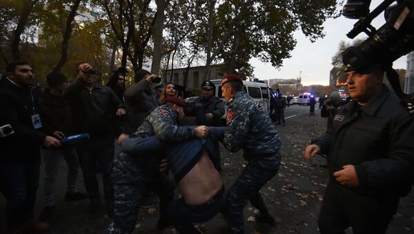 Полиция Еревана разогнала участников акции, требующих отставки главы Минобрнауки - Sputnik Армения