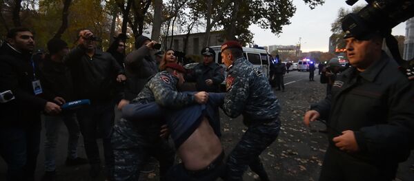Ոստիկանները ուժով ցրում են Երևանի Վազգեն Սարգսյան փողոցը փակած ցուցարարներին - Sputnik Արմենիա