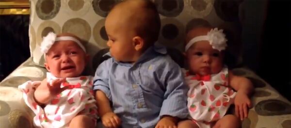 Ребенок впервые увидел близнецов - Sputnik Армения