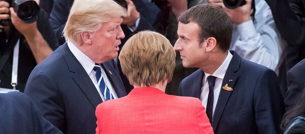 Президент США Дональд Трамп, канцлер Германии Ангела Меркель и президент Франции Эммануэль Макрон в беседе во время первой рабочей сессии саммита G-20 (7 июля 2017). Гамбург - Sputnik Армения