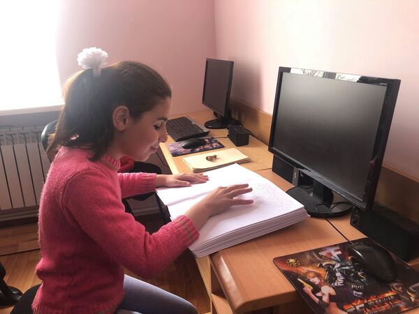 Инвалидность — не помеха: как 11-летняя девочка из Гюмри ломает стереотипы Инвалидность — не помеха: как 11-летняя девочка из Гюмри ломает стереотипы - Sputnik Армения
