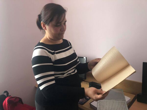 Инвалидность — не помеха: как 11-летняя девочка из Гюмри ломает стереотипы Инвалидность — не помеха: как 11-летняя девочка из Гюмри ломает стереотипы - Sputnik Армения