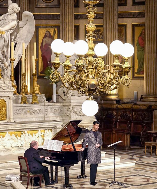 Ֆրանսիահայ հանրաճանաչ տենոր Ռուբեն Էլբակյանը մենահամերգ է տվել Փարիզի Լա Մադլեն եկեղեցում - Sputnik Արմենիա