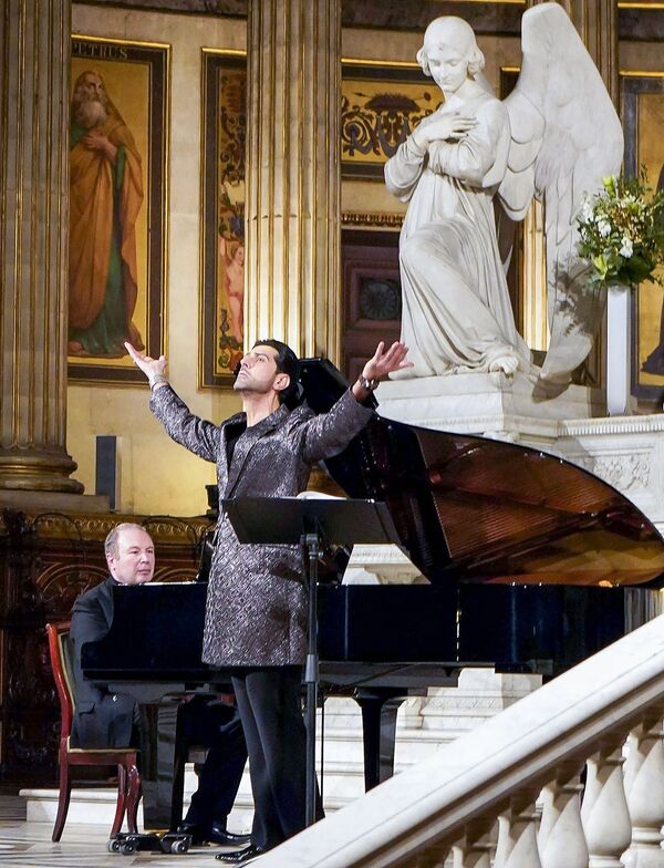 Ֆրանսիահայ հանրաճանաչ տենոր Ռուբեն Էլբակյանը մենահամերգ է տվել Փարիզի Լա Մադլեն եկեղեցում - Sputnik Արմենիա