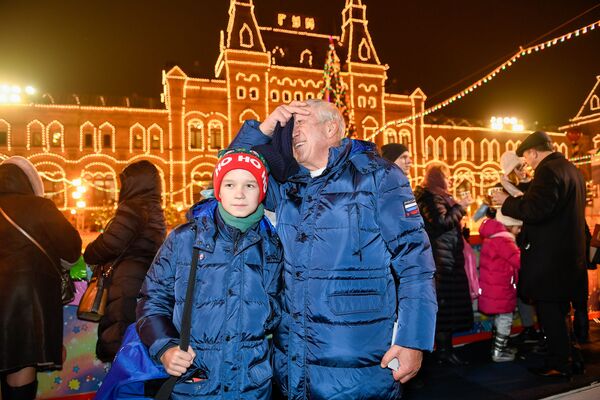 Сергей Гармаш с сыном на открытии ГУМ-катка в Москве - Sputnik Армения