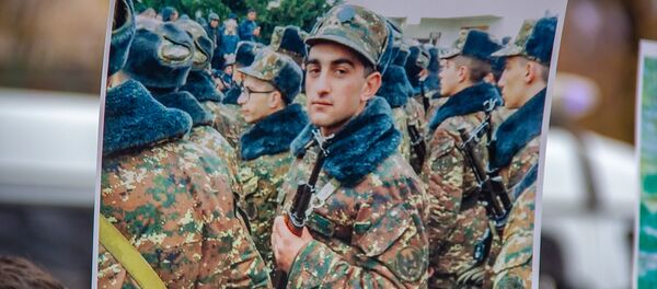 Плакат с изображением погибшего солдата Артура Аджамяна во время акции протеста перед зданием парламента Армении (4 декабря 2019). Еревaн Плакат с изображением погибшего солдата Артура Аджамяна во время акции протеста перед зданием парламента Армении (4 декабря 2019). Еревaн - Sputnik Արմենիա