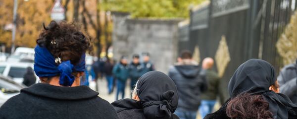 Родственники погибщего солдата Артура Аджамяна на акции протеста перед зданием парламента Армении (4 декабря 2019). Еревaн - Sputnik Արմենիա