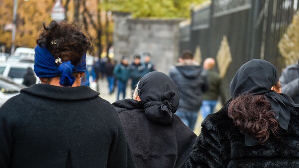 Родственники погибщего солдата Артура Аджамяна на акции протеста перед зданием парламента Армении (4 декабря 2019). Еревaн Родственники погибщего солдата Артура Аджамяна на акции протеста перед зданием парламента Армении (4 декабря 2019). Еревaн - Sputnik Արմենիա