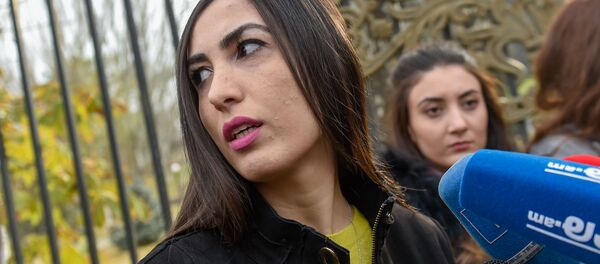 Адвокат Айарпи Саркисян во время акции протеста перед зданием парламента Армении (4 декабря 2019). Еревaн Адвокат Айарпи Саркисян во время акции протеста перед зданием парламента Армении (4 декабря 2019). Еревaн - Sputnik Արմենիա