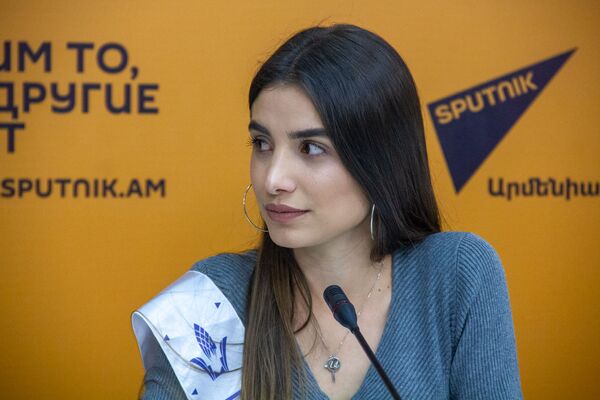 Вторая вице-мисс Алина Агекян на пресс-конференции обладательницы титула «Ереванская красавица» (4 декабря 2019). Еревaн - Sputnik Армения