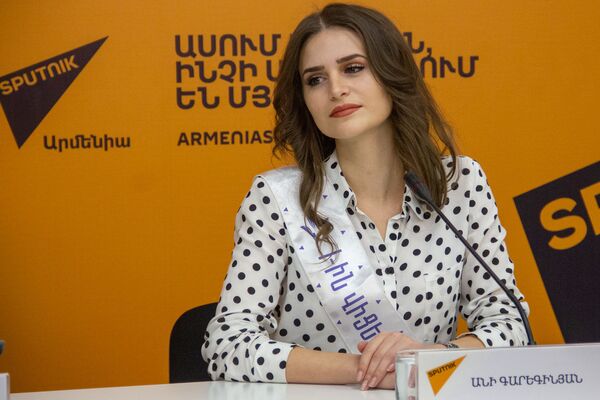 Первая вице-мисс Ани Гарегинян на пресс-конференции обладательницы титула «Ереванская красавица» (4 декабря 2019). Еревaн - Sputnik Армения