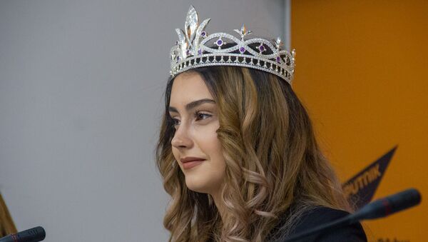 Мисс Ереванская красавица Ангелина Тананян на пресс-конференции обладательницы титула «Ереванская красавица» (4 декабря 2019). Еревaн - Sputnik Արմենիա