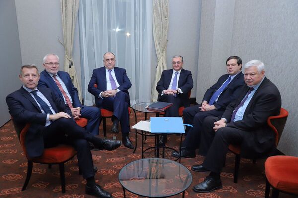 Встреча глав МИД Армении и Азербайджана стартовала в Братиславе - Sputnik Армения