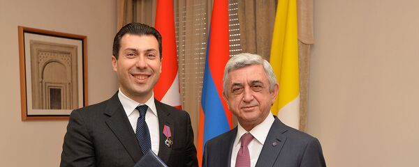 Президент Серж Саргсян награждает медалью «За заслуги перед Отечеством» 2-ой степени Чрезвычайного и полномочного посла Армения в Святом Престоле Микаэла Минасяна (5 апреля 2019). Ватикан Президент Серж Саргсян награждает медалью «За заслуги перед Отечеством» 2-ой степени Чрезвычайного и полномочного посла Армения в Святом Престоле Микаэла Минасяна (5 апреля 2019). Ватикан - Sputnik Արմենիա