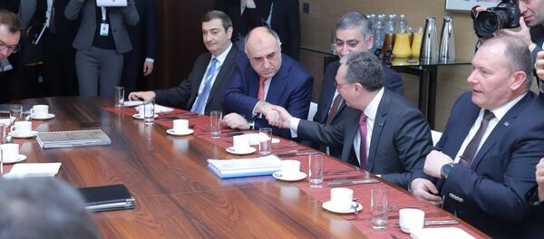 Рукопожатие министров иностранных дел Армении и Азербайджана Зограба Мнацаканяна и Эльмара Мамедъярова во время встречи с председателем Европейского парламента (5 декабря 2019). Братислава - Sputnik Армения