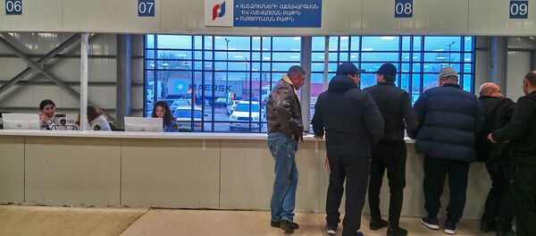 Посетители таможенного терминала в Гюмри Посетители таможенного терминала в Гюмри - Sputnik Արմենիա
