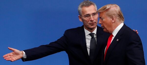 Генеральный секретарь НАТО Йенс Столтенберг приветствует президента США Дональда Трампа на саммите лидеров НАТО (4 декабря 2019). Уотфорд - Sputnik Армения