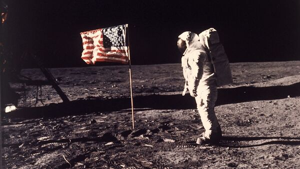 Астронавт Эдвин Э. Базз Олдрин-младший стоит рядом с американским флагом, установленным на Луне во время миссии Аполлон-11 (20 июля 1969) - Sputnik Արմենիա