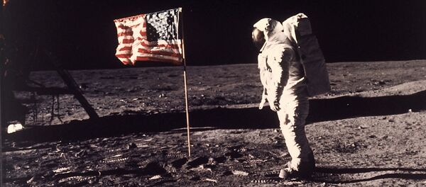 Астронавт Эдвин Э. Базз Олдрин-младший стоит рядом с американским флагом, установленным на Луне во время миссии Аполлон-11 (20 июля 1969) - Sputnik Արմենիա