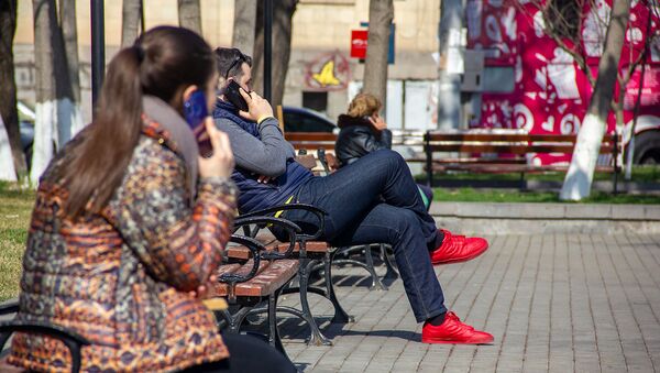 Молодые люди с телефонами в Сквере Хачкаров - Sputnik Армения