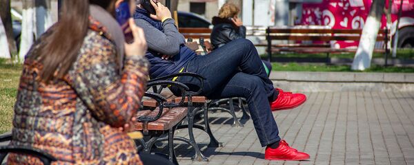 Молодые люди с телефонами в Сквере Хачкаров - Sputnik Армения