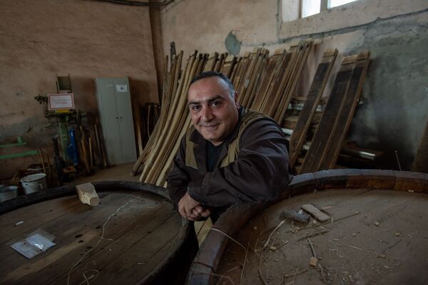 Խմել կոնյակ, որի «անցած ճանապարհին» լիովին տիրապետում ես, կամ մի տակառագործի պատմություն Խմել կոնյակ, որի «անցած ճանապարհին» լիովին տիրապետում ես, կամ մի տակառագործի պատմություն - Sputnik Արմենիա