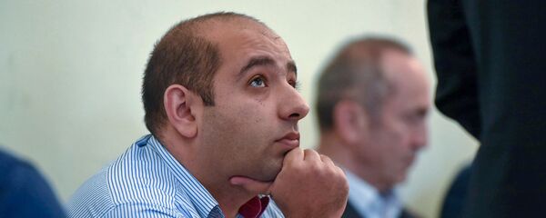 Адвокат Ованнес Худоян слушает речь Арама Вардеваняна на судебном заседании по делу экс-президента Роберта Кочаряна (6 декабря 2019). Еревaн Адвокат Ованнес Худоян слушает речь Арама Вардеваняна на судебном заседании по делу экс-президента Роберта Кочаряна (6 декабря 2019). Еревaн - Sputnik Արմենիա