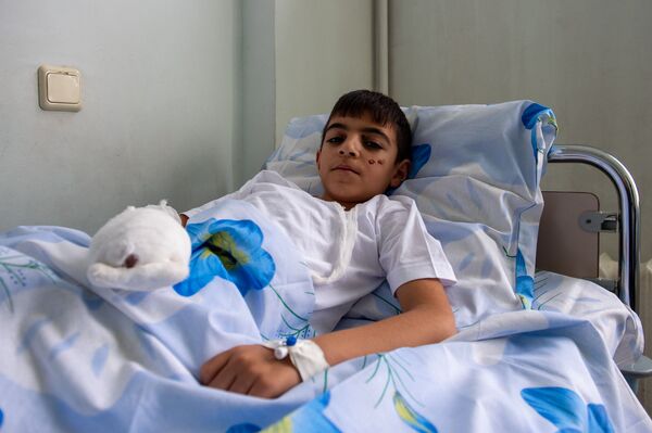 Как я напишу письмо Деду Морозу?: петарда взорвалась в руке 10-летнего Гаруша - Sputnik Армения