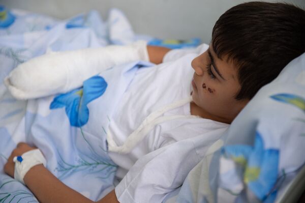 Как я напишу письмо Деду Морозу?: петарда взорвалась в руке 10-летнего Гаруша - Sputnik Армения