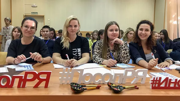Светлана Ульянова (справа) во время отбора волонтёров программы Послы русского языка в мире в Ростове-на-Дону - Sputnik Армения
