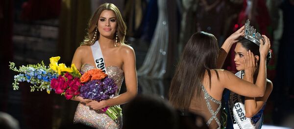 Мисс Вселенная 2014 Паулина Вега (в центре) надевает корону на победившую конкурс 2015 года, Мисс Филиппины Пиа Вурцбах (справа) рядом с Мисс Колумбия Ариадна Гутьеррес (слева) во время шоу Мисс Вселенная 2015 (20 декабря 2015). Лас-Вегас - Sputnik Արմենիա
