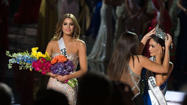 Мисс Вселенная 2014 Паулина Вега (в центре) надевает корону на победившую конкурс 2015 года, Мисс Филиппины Пиа Вурцбах (справа) рядом с Мисс Колумбия Ариадна Гутьеррес (слева) во время шоу Мисс Вселенная 2015 (20 декабря 2015). Лас-Вегас - Sputnik Արմենիա