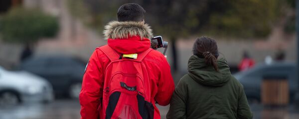 Туристы гуляют по городу - Sputnik Армения