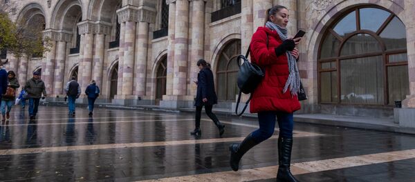 Девушка,. идущая по площади Республики Девушка,. идущая по площади Республики - Sputnik Армения