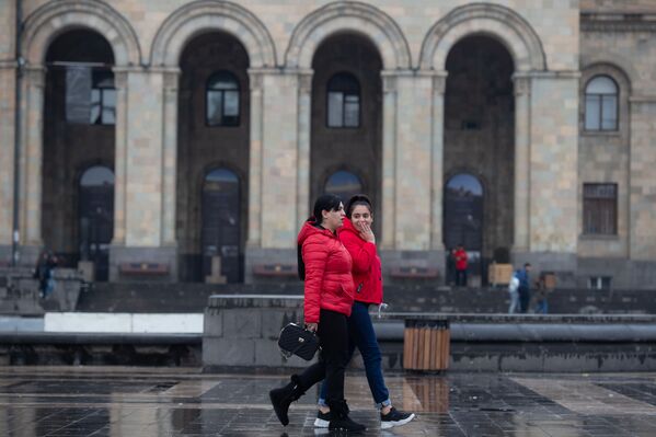 Девушки на площади Республики - Sputnik Армения