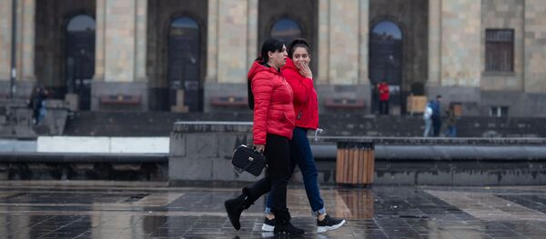 Девушки на площади Республики - Sputnik Армения